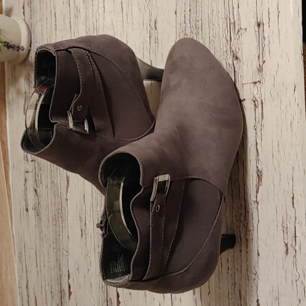 Dexflex comfort EUC gray ankle heel zipper booties shoes size US 9